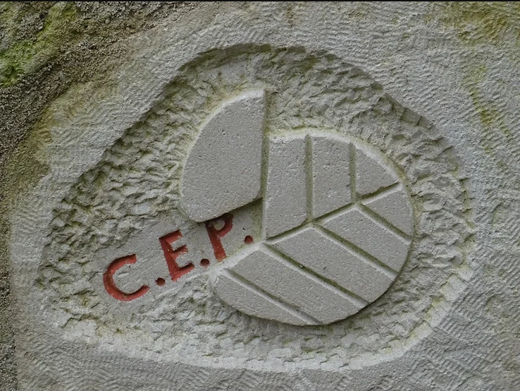 Logo CEP gravé dans la pierre, comme nos partenariats pour développer la RSE
